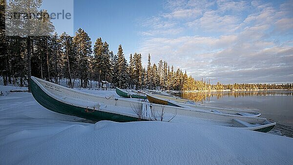 Verschneite Boote am Särkijervi  Muonio  Lappland  Finnland  Europa