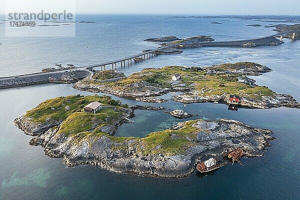 Kleine Inseln und Schiffswrack entlang der Atlantikstraße  Atlanterhavsveien  Møre og Romsdal  Norwegen  Europa