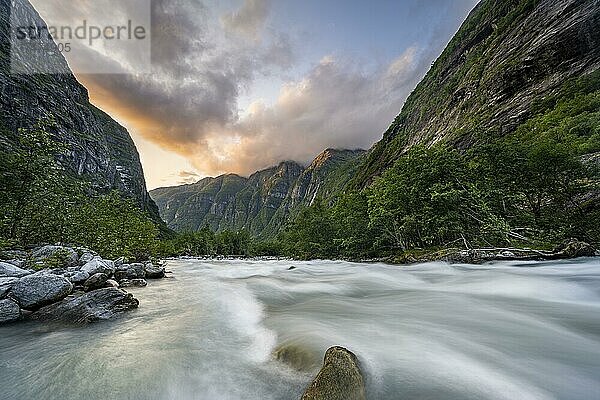 Fluss Kjenndalselva im Gletschertal des Kjenndalsbreen Gletscher  Abendstimmung  Jostedalsbreen Nationalpark  Loen  Vestland  Norwegen  Europa