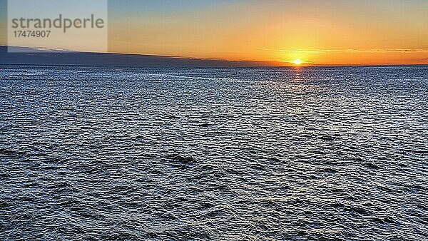 Sonnenuntergang am Meer  Cardigan Bay  Aberystwyth  Ceredigion  Wales  Großbritannien  Europa