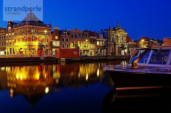 Kanal  Boote und Gebäude entlang einer Uferpromenade  blaue Stunde  Haarlem  Nordholland  Niederlande  Europa