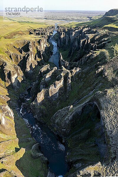 Luftaufnahme des Fjaðrárgljúfur Canyon  tiefe Schlucht  Tuffgestein  bei Kirkjubaer an der Südküste  Südisland  Island  Europa