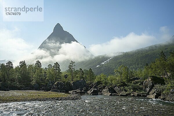 Innerdalen Hochtal  Berg Innerdalstårnet  Sunndal  Møre og Romsdal  Vestland  Norwegen  Europa