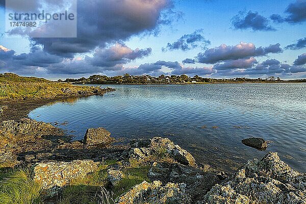 Kleine Bucht an der Küste  Meerenge Cymyran Strait  Abendhimmel  Valley  Insel Anglesey  Wales  Großbritannien  Europa