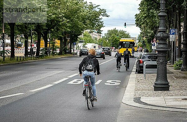 Radfahrer auf der Bussspur Unter den Linden  Berlin  Deutschland  Europa
