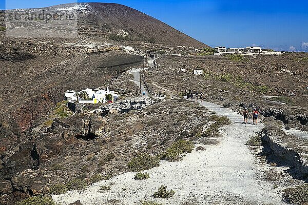 Wanderer wandern auf dem Kraterwanderweg  Santorin  Kykladen  Griechenland  Europa