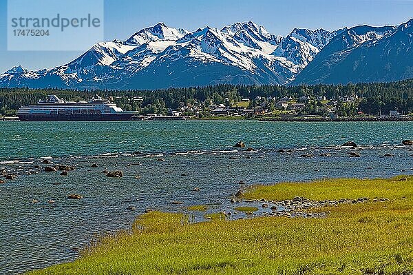 Kreuzfahrtschiff im Hafen von Haines an der Inside Passage  hinten Ortschaft Haines  ganz hinten Chilkat Range  Südost-Alaska  Alaska  USA  Nordamerika