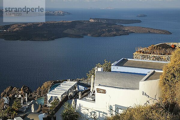Terrasse mit Pool eines kleinen Hotels mit Blick auf das blaue Meer  Thira  Fira  Imerovigli  Santorin  Kykladen  Griechenland  Europa