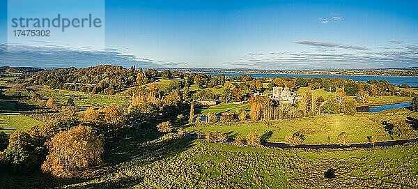 Panorama über Powderham Castle und Park von einer Drohne in Herbstfarben  Exeter  Devon  England  Großbritannien  Europa