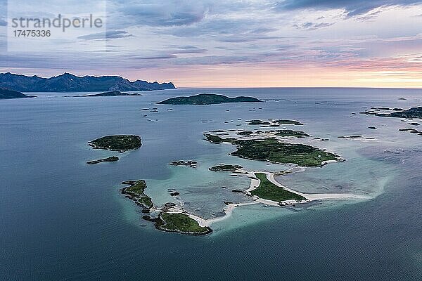 Blick auf kleine Inseln im Meer bei Sommarøy  hinten Berge der Insel Senja  Luftaufnahme bei Sonnenuntergang  Kvaløya  Troms og Finnmark  Norwegen  Europa