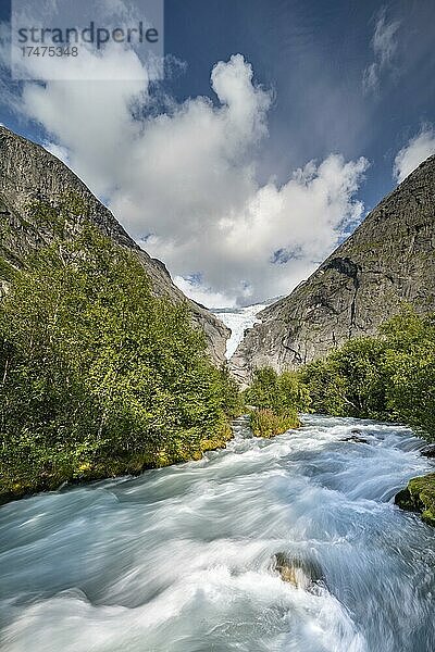 Gletscherfluss Briksdalselva  Briksdalsbreen  Briksdal Gletscher  Jostedalsbreen Nationalpark  Norwegen  Europa