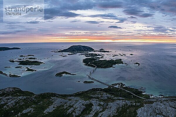 Blick auf Insel Sommarøy  Brücke verbindet Inseln  Luftaufnahme bei Sonnenuntergang  Kvaløya  Troms og Finnmark  Norwegen  Europa