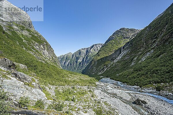 Fluss Kjenndalselva im Gletschertal des Kjenndalsbreen Gletscher  Jostedalsbreen Nationalpark  Loen  Vestland  Norwegen  Europa