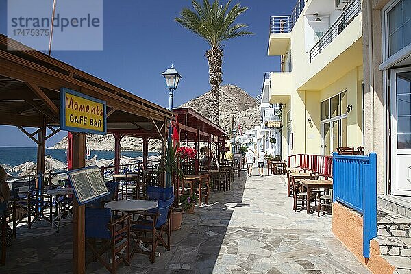 Promenade mit Restaurants am Strand von Myrtos  Südküste  Kreta  Griechenland  Europa