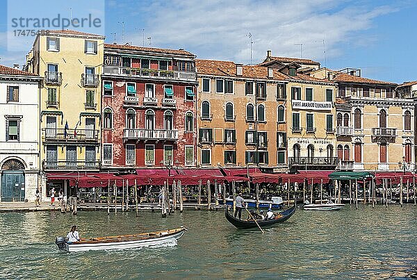 Gondel und Motorboot auf dem Canal Grande  Venedig  Italien  Europa
