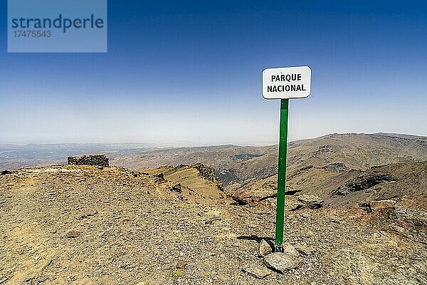 Landschaft der Sierra Nevada mit Schild Nationalpark  Andalusien  Spanien  Europa
