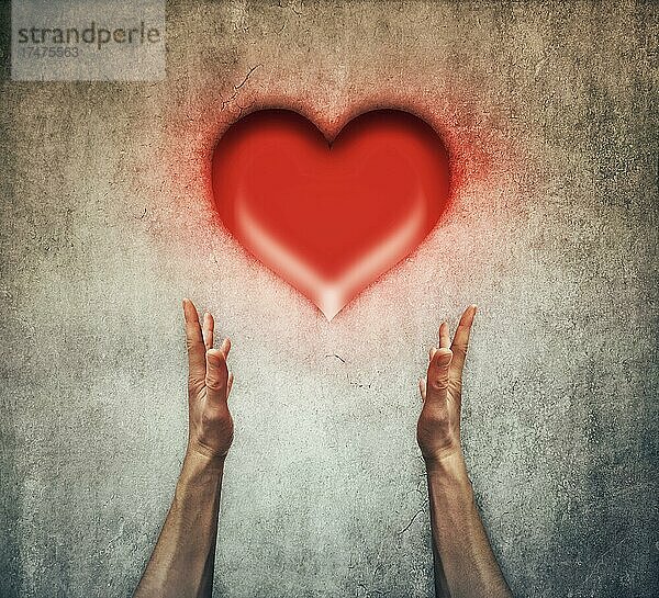 Nahaufnahme von zwei menschlichen Händen  die ein rotes Herz halten. Gesundheitswesen und Liebe Konzept