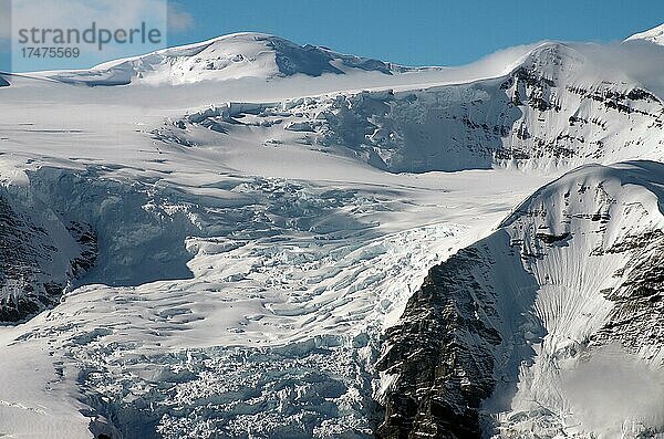 Schneebedeckte Berge und Gletscher  Wildnis  Flugaufnahme  Wrangell-St.-Elias-Nationalpark  McCarthy  Alaska  USA  Nordamerika