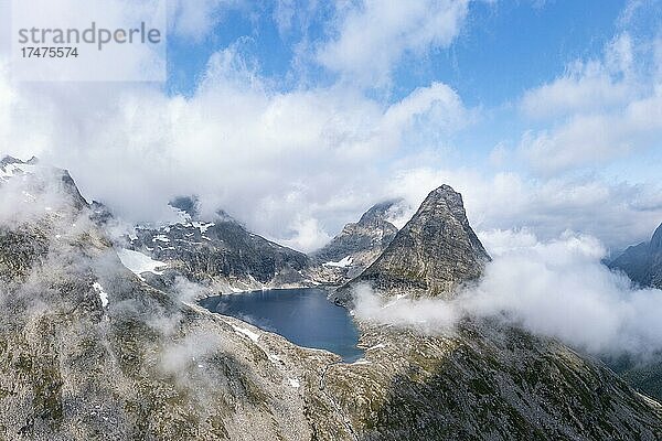 Blick auf See Bispevatnet und Berg Bispen  Luftaufnahme  Trollstigen  Møre og Romsdal  Norwegen  Europa