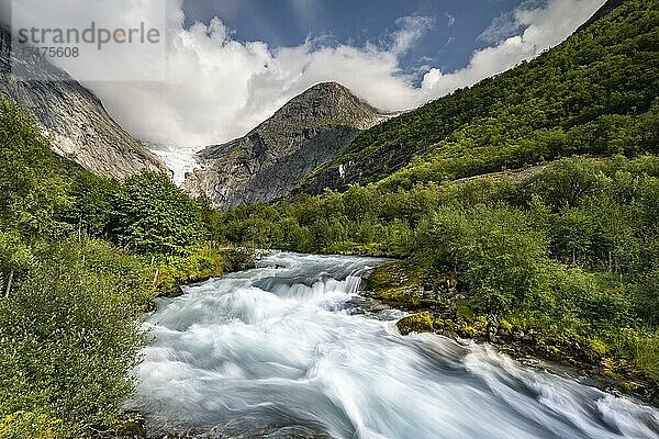 Gletscherfluss Briksdalselva  Briksdalsbreen  Briksdal Gletscher  Jostedalsbreen Nationalpark  Norwegen  Europa
