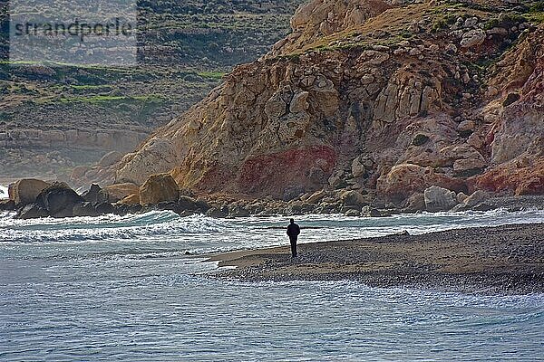 Mann vor Felswand am welligen Meer  aufgewühltes Meer  Las Negras  Cabo de Gata  Almeria  Andalusien  Spanien  Europa