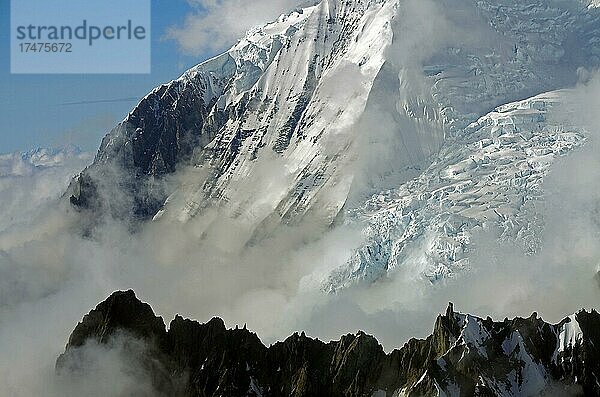 Schneebedeckte Berge und Gletscher  Wolken  Berggrat  Wildnis  Flugaufnahme  Wrangell-St.-Elias-Nationalpark  McCarthy  Alaska  USA  Nordamerika