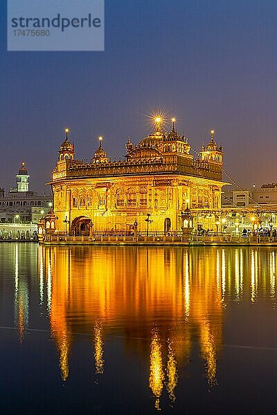 Beleuchteter Goldener Tempel  Sri Harmandir Sahib  Amritsar  Indien  Asien