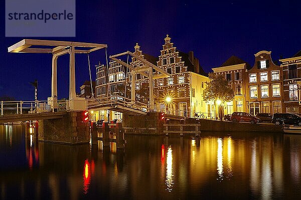 Kanal  alte Klappbrücke und Gebäude entlang einer Uferpromenade  blaue Stunde  Haarlem  Nordholland  Niederlande  Europa