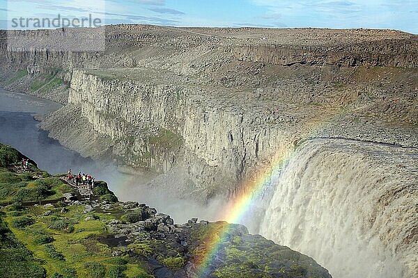 Regenbogen und Wassermassen eines Wasserfalls  Dettifoss  Jökulsá á Fjöllum  Island  Europa