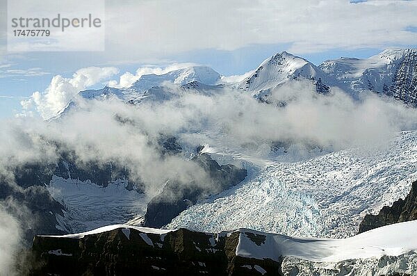 Schneebedeckte Berge und fließende Gletscher  Wildnis  Flugaufnahme  Wrangell-St.-Elias-Nationalpark  McCarthy  Alaska  USA  Nordamerika