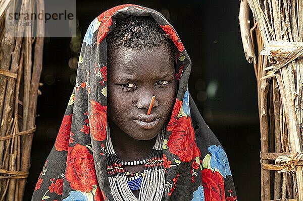 Traditionell gekleidetes Kind des Jiye-Stammes in seiner Hütte  Bundesstaat Eastern Equatoria  Südsudan  Afrika