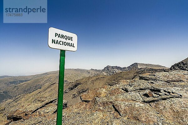 Landschaft der Sierra Nevada mit Schild Nationalpark  Andalusien  Spanien  Europa