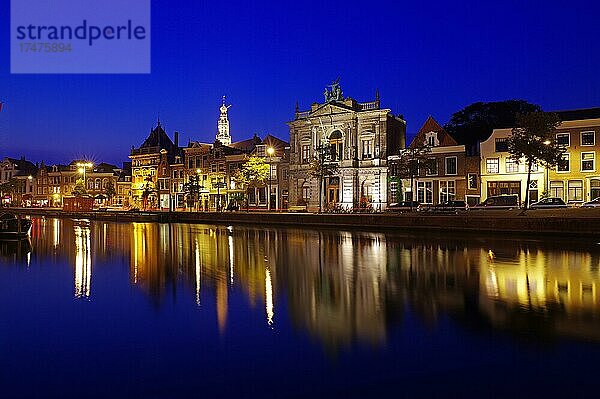 Kanal und beleuchtete Gebäude  blaue Stunde  Haarlem  Nordholland  Niederlande  Europa