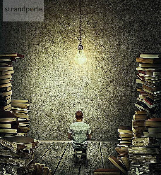 Kreative Idee Konzept als eine Person  Schreiber sitzt in einem dunklen Raum von hohen Stapeln von Büchern und eine suspendierte glühende Glühbirne über dem Kopf umgeben. Wise Bibliothekar oder Schriftsteller erhalten Inspiration