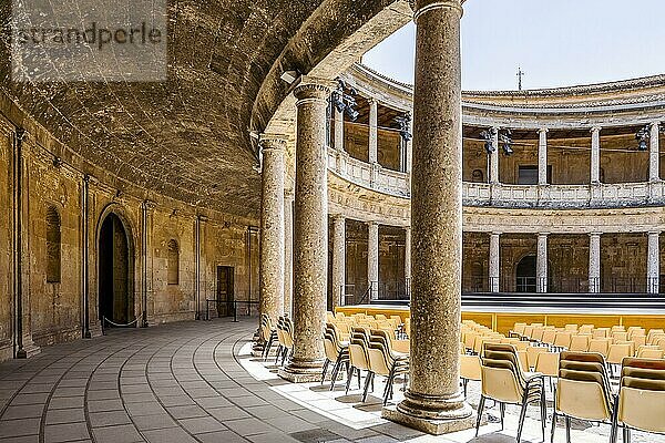 Der in ein Amphitheater umgewandelte Palast von Karl V. in der Alhambra-Palastanlage in Granada  Andalusien  Spanien  Europa