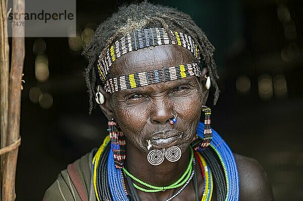 Narbengesicht als Zeichen der Schönheit Frau vom Stamm der Jiye  Bundesstaat Ost-Äquatoria  Südsudan  Afrika