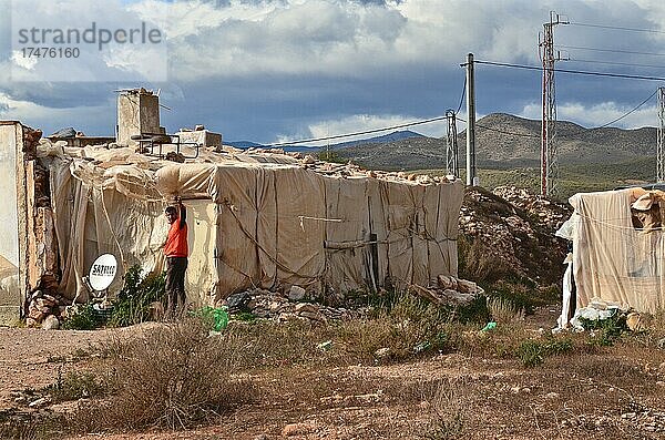 Gastarbeiter in Spanien  Behausung von Plantagenarbeitern in Almeria  Slums in Andalusien  Plastikbehausung  Plastikplanen  Slums von Campesinos  Almeria  Andalusien  Spanien  Europa