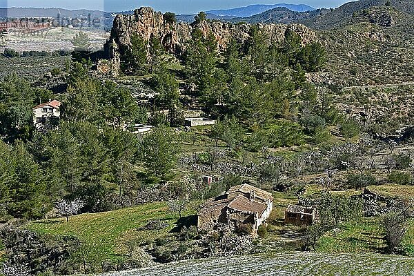 Ruine vor Felswand bei Lorca  Finca in Murcia  altes Bauernhaus in hügeliger Landschaft bei Lorca  Wandergebiet  Wanderwege in Murcia  Lorca  Murcia  Spanien  Europa