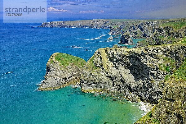 Felsen und Steilküste im seichten Wasser  Bethudran Steps  Newquay  Cornwall  Großbritannien  Europa