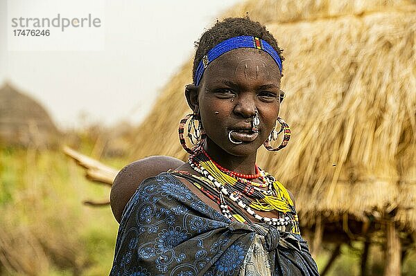 Frau mit ihrem Kind vor ihrer Hütte  Stamm der Jiye  Bundesstaat Eastern Equatoria  Südsudan  Afrika