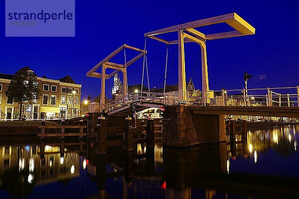 Kanal und alte Klappbrücke  blaue Stunde  Haarlem  Nordholland  Niederlande  Europa