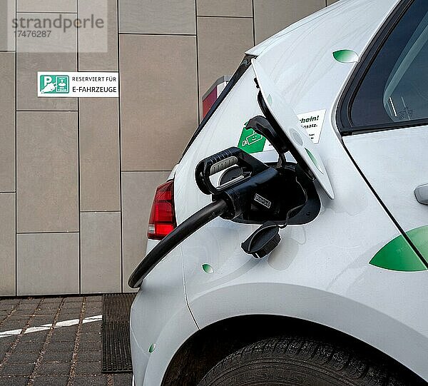 Fahrzeug lädt Strom an der Ladesäule für Elektroautos  Berlin  Deutschland  Europa