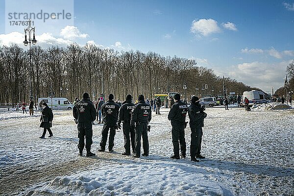 Gruppe von Polizisten im Einsatzanzug am Brandenburger Tor  Berlin  Deutschland  Europa