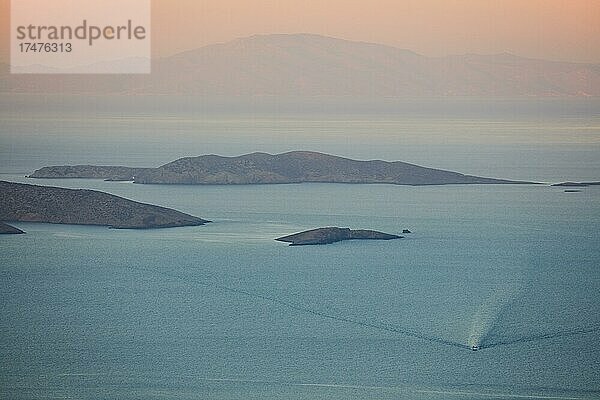 Blick auf vorgelagerte Inseln und Schiff vor Sonnenaufgang. Amorgos  Kykladen  Griechenland  Europa