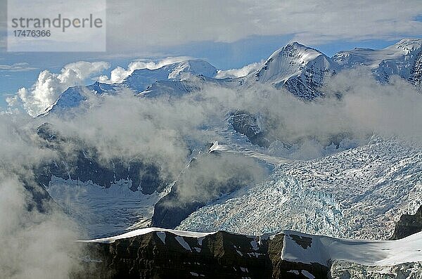 Schneebedeckte Berge und Gletscher  Wildnis  Flugaufnahme  Wrangell-St.-Elias-Nationalpark  McCarthy  Alaska  USA  Nordamerika