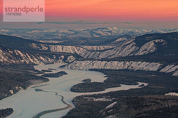 Vereister Yukon River  Winterstimmung bei Dawson City  intensiv rosa verfärbter Himmel  Yukon Territory  Kanada  Nordamerika