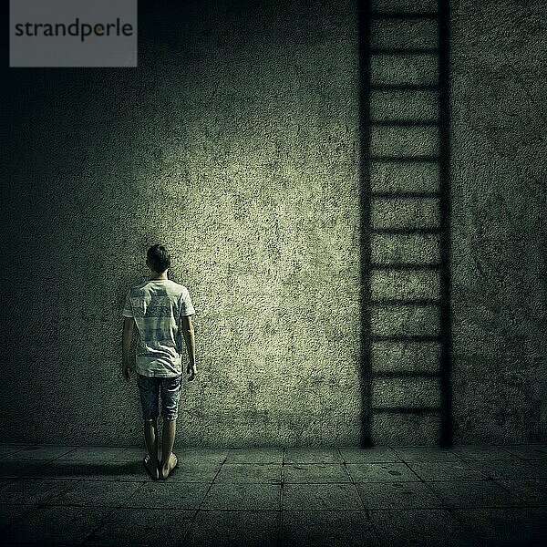 Abstrakte Idee mit einer Person  die in einem dunklen Raum vor einer Betonwand steht und sich eine Leiter ausdenkt  um zu entkommen. Umgeben von Einschränkungen  täglicher Routine