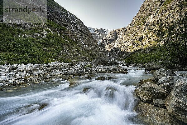 Kjenndalsbreen Gletscher mit Gletscherfluss  Jostedalsbreen Nationalpark  Loen  Vestland  Norwegen  Europa