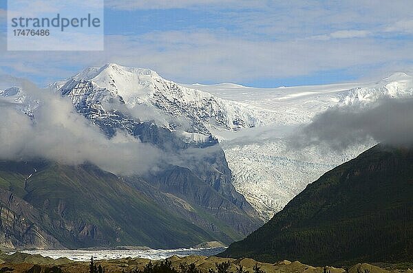 Schneebedeckte Berge und Gletscher  Wolken  Wrangell-St.-Elias-Nationalpark  McCarthy  Alaska  USA  Nordamerika