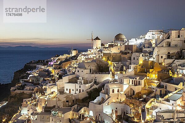 Blick auf Oia  Windmühlen Sonnenuntergang  Abendstimmung  Kykladen Santorin  Griechenland  Europa